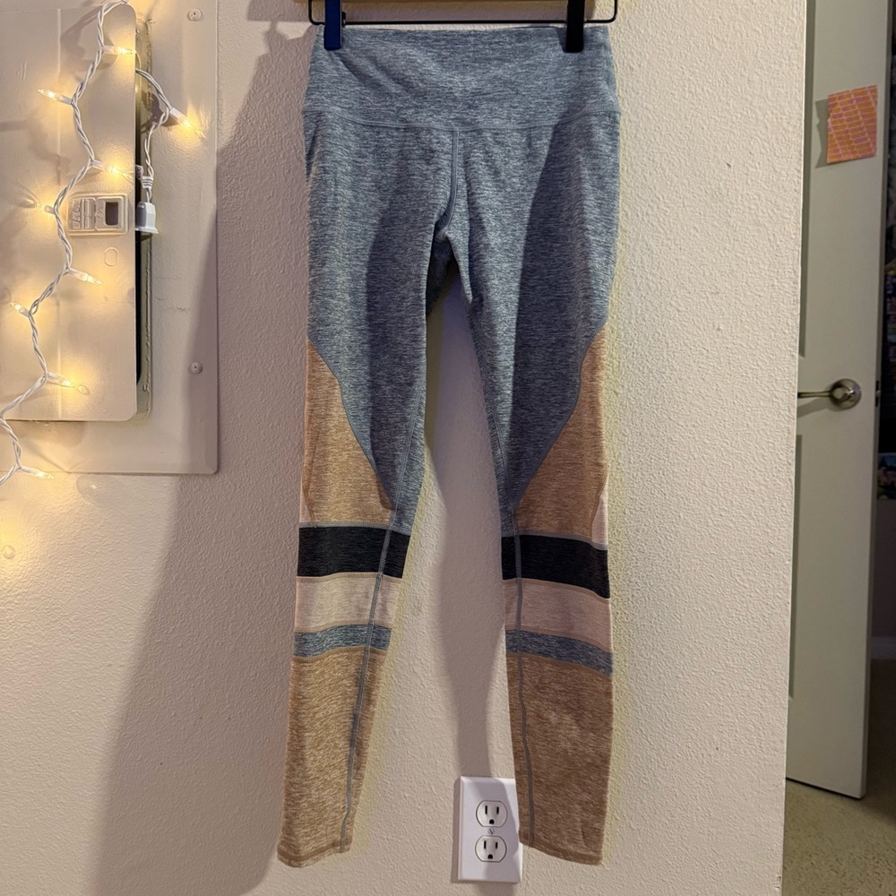 ALO Yoga Colorblock Leggings in Heather Gray, Tan & Black